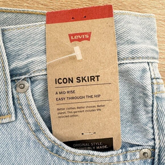 NWT Levi's Twisted Icon Denim Jean Mini Skirt Mid Rise in Light Wash Blue - Picture 2 of 4